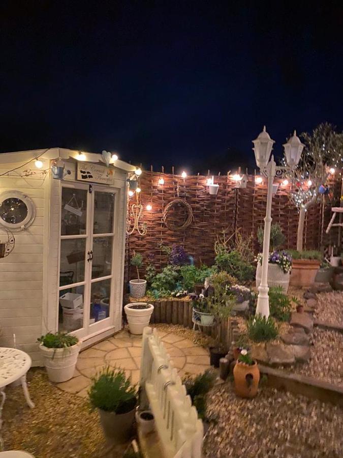 Stargazy Garden Apartment Хейл Екстериор снимка